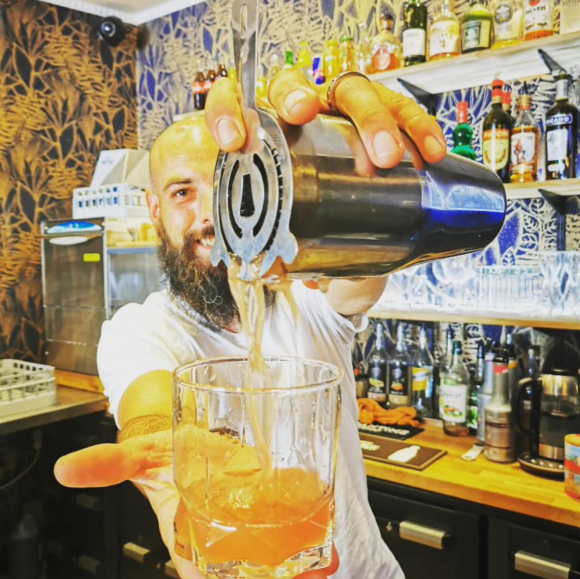 Notre mixologue en pleine création, format vertical