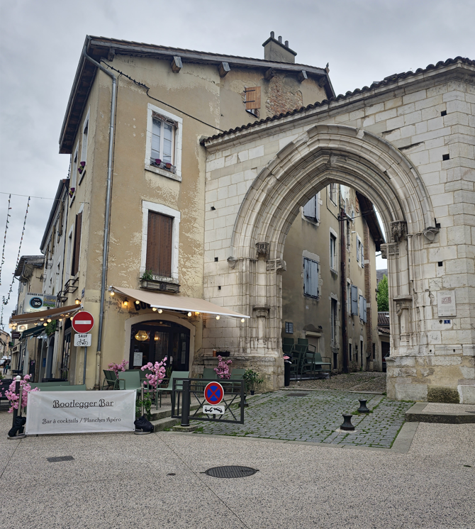Zoom sur le patrimoine et la porte des jacobins ambiance historique